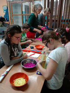 Fotografia: Tworzenie łańcuch&oacute;w ze słomek i kolorowych, papierowych k&oacute;łek 